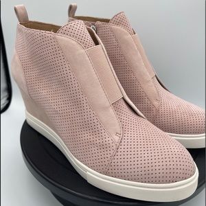 NIB Linea Paolo Felicia Wedge Sneaker in Blush Perforated Suede Size 7.5 womens